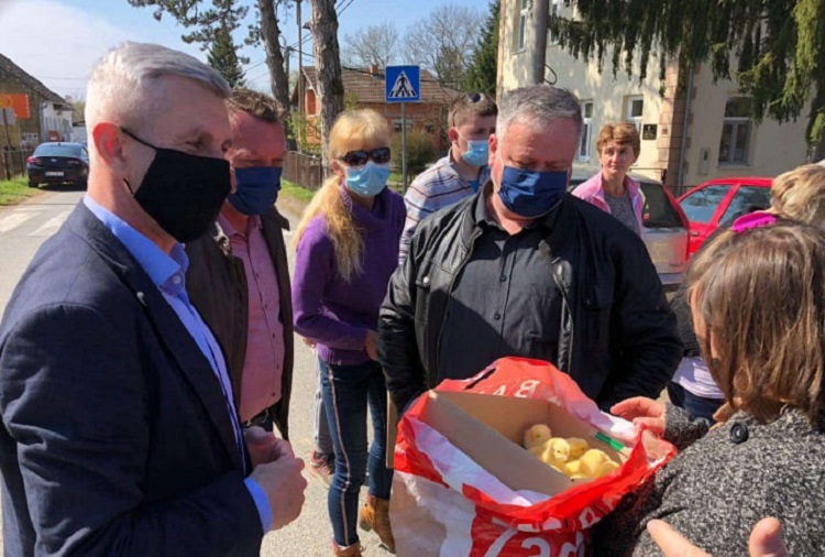 Slika /slike/Priopcenja/Donacija_pilica1.jpg