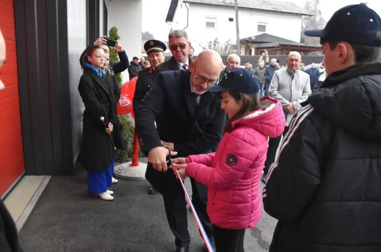 Slika /slike/Priopcenja/Dt_Tušek_naslovna_13_12.JPG