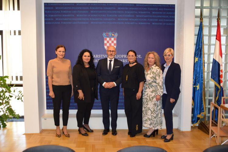 Slika /slike/Priopcenja/Dt_Tušek_naslovna_seoske.JPG