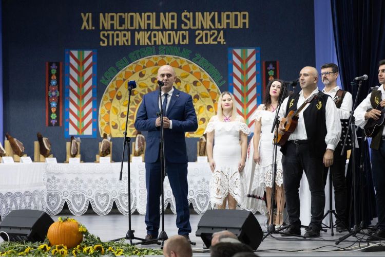 Slika /slike/Priopcenja/Ministar_Mikanovci.jpg