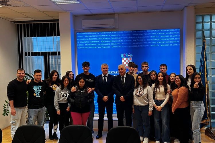 Slika /slike/Priopcenja/italija_učenici.jpg